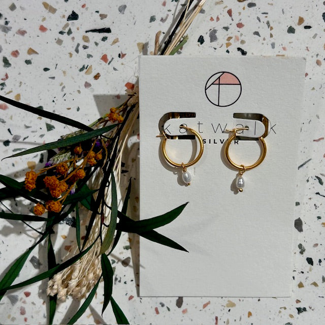 Boucles d'oreilles - or - créole fine et perle blanche