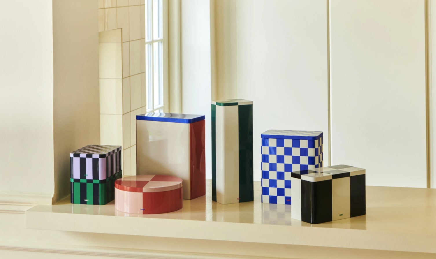 Boite métallique ronde - Tin Container - rouge et rose