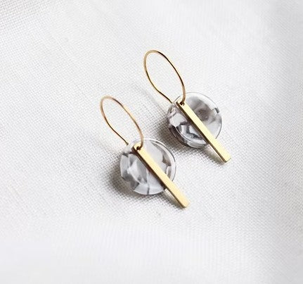 Boucles d'oreilles Lore acetate grise et laiton doré - F046