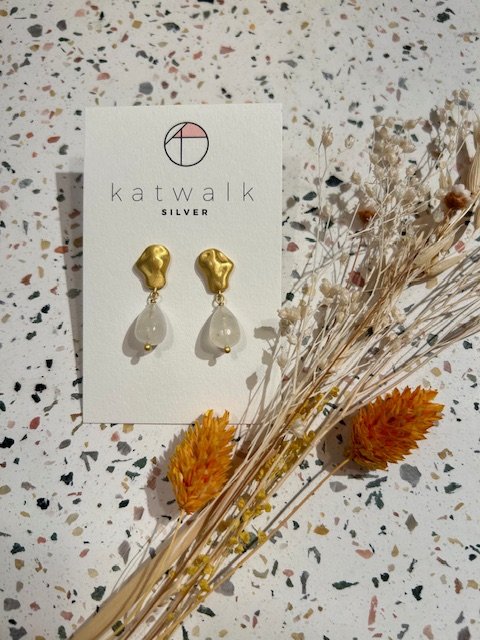 Boucles d'oreilles - messing - piece irreguliere avec goutte blanche/nacre