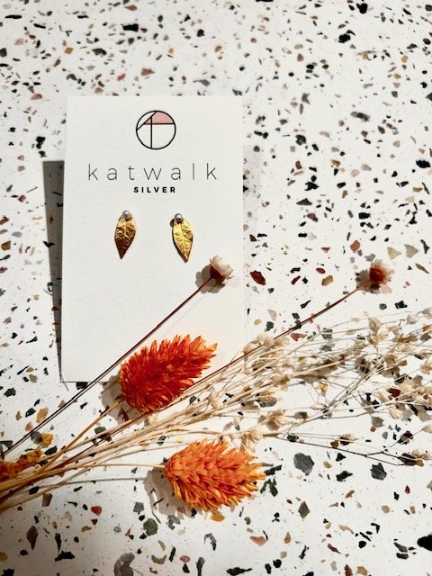 Boucles d'oreilles - or - feuille fine et petite perle