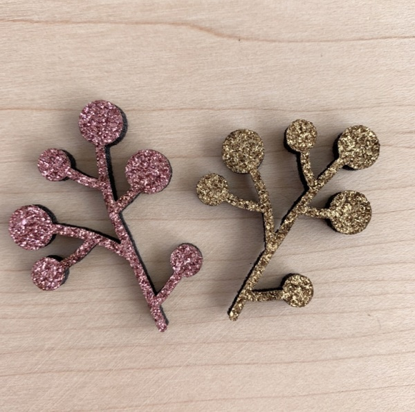 Pin's en feutrine - branche de gui - doré