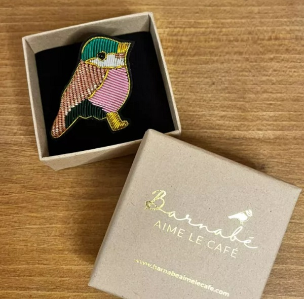 Broche oiseau brodé