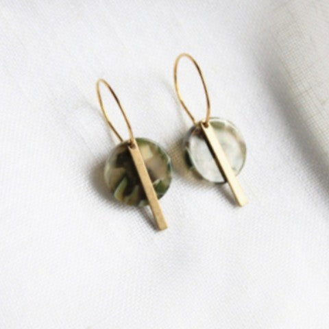 Boucles d'oreilles Lore acetate kaki clair et laiton doré - G094