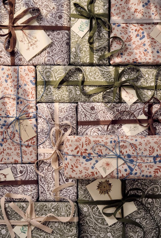 Rouleau de papier cadeau - flower motif in blue and terracotta