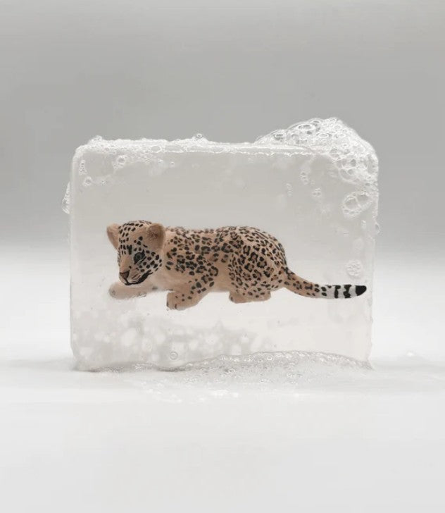 Savon transparent artisanal avec figurine - Bébé leopard 2