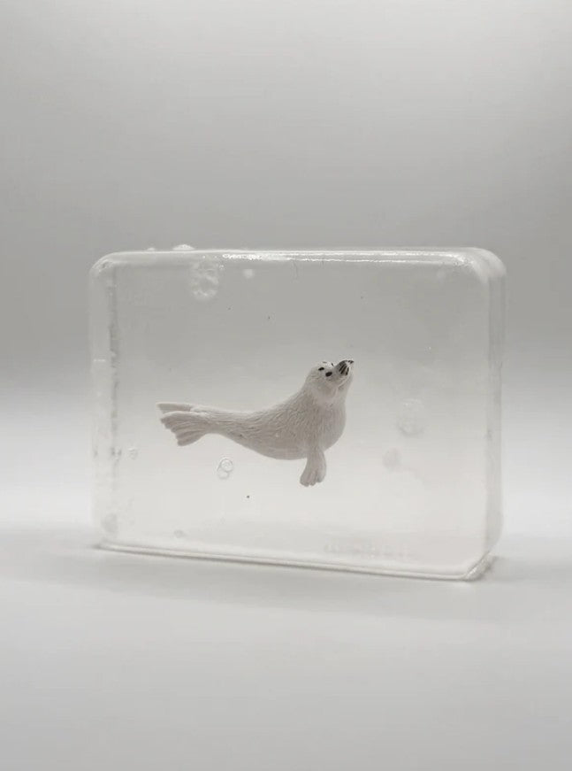 Savon transparent artisanal avec figurine - Bébé phoque polaire