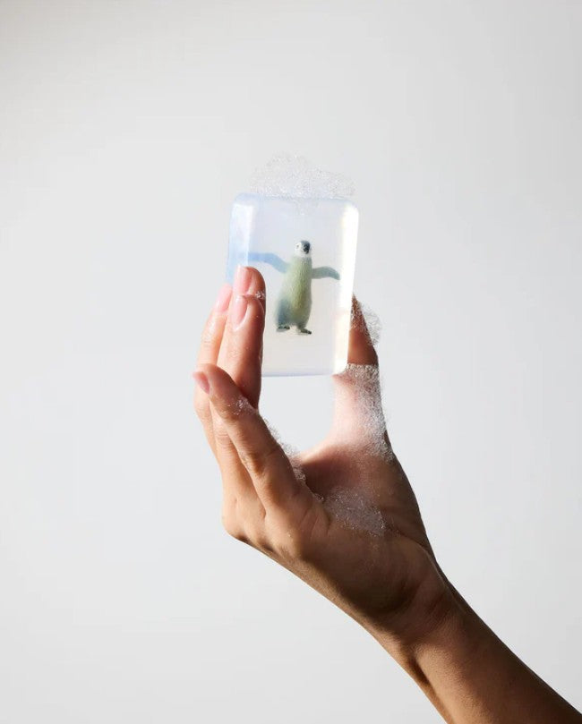Savon transparent artisanal avec figurine - Bébé pingouin