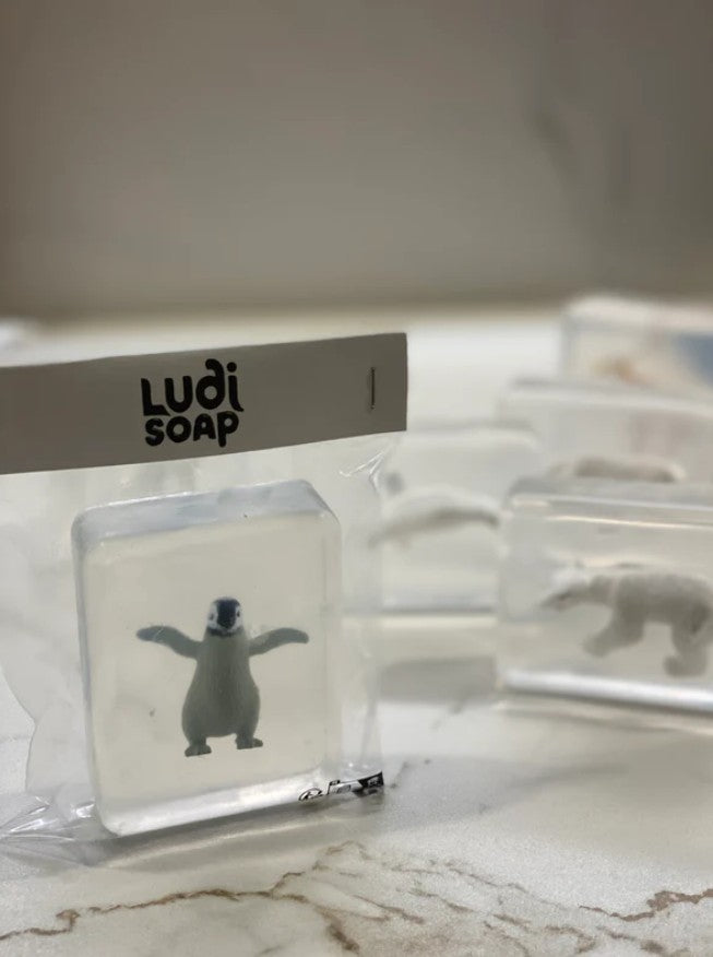 Savon transparent artisanal avec figurine - Bébé pingouin