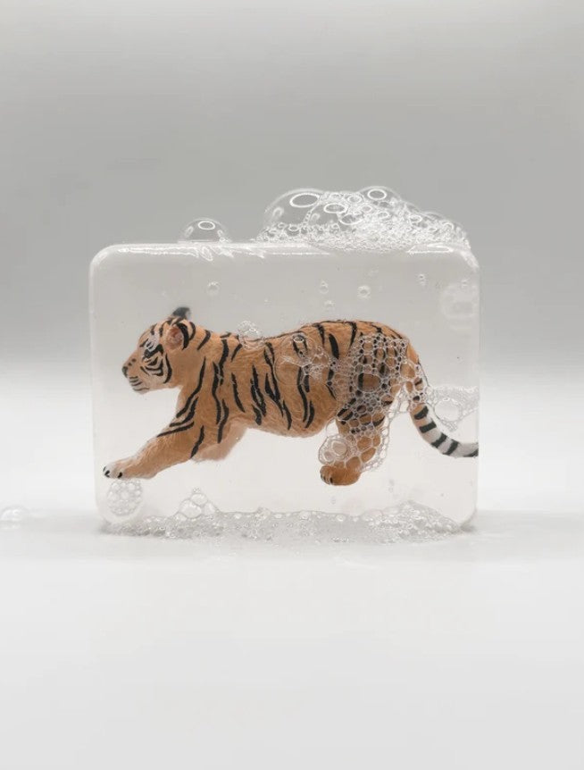 Savon transparent artisanal avec figurine - Bébé tigre