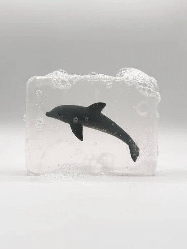 Savon transparent artisanal avec figurine - Dauphin