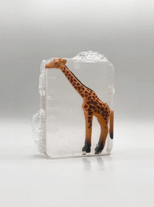 Savon transparent artisanal avec figurine - Girafe orange