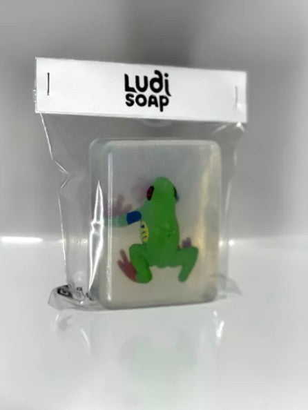 Savon transparent artisanal avec figurine - Grenouille