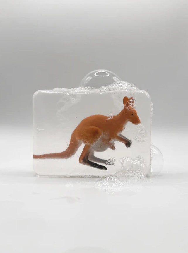 Savon transparent artisanal avec figurine - Kangourou et bébé
