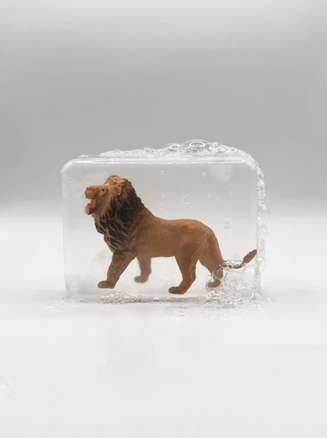 Savon transparent artisanal avec figurine - Lion 2