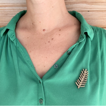 Pin's en feutrine - branche de pin - doré