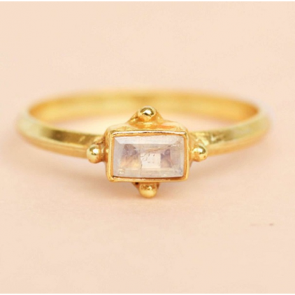 ring size 56 white moonstone horizontal rectangle and fou 4194-GB-056