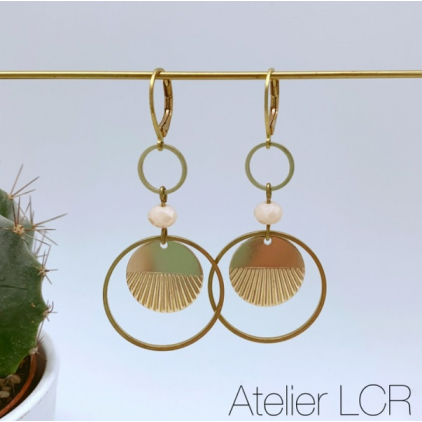 Boucles d'oreilles laiton petit cercle, perle rose, cercle et piece semi striée