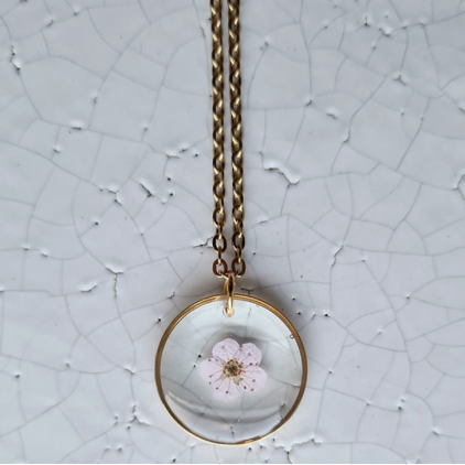 Collier 55 cm Médaillon Fleuri - Petite fleur parme