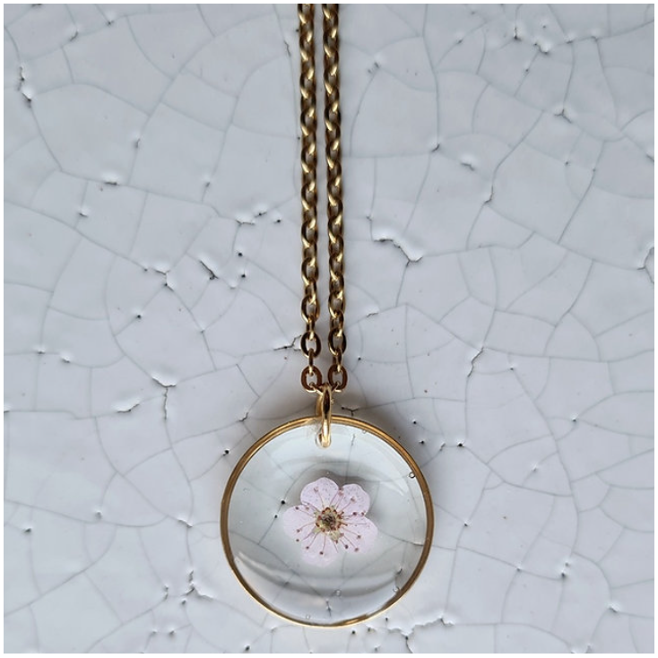 Collier 55 cm Médaillon Fleuri - Petite fleur parme