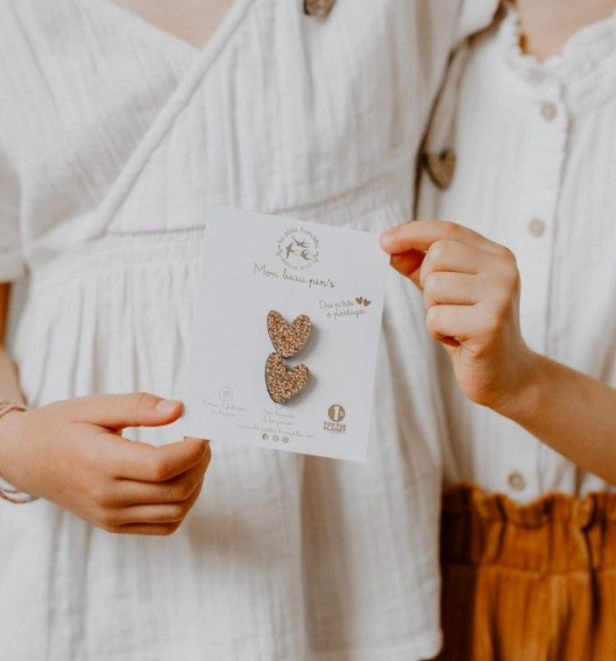 Pin's en feutrine - coeurs à partager - doré