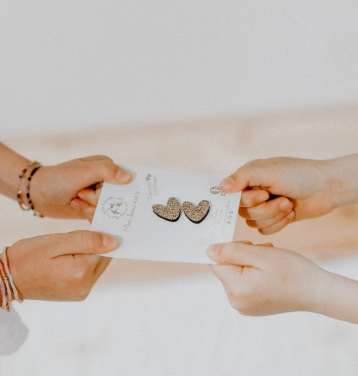 Pin's en feutrine - coeurs à partager - doré
