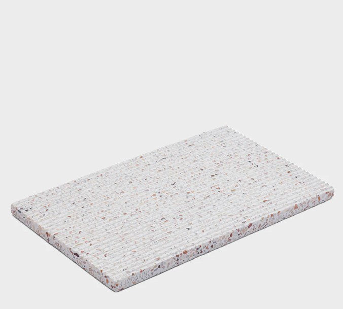 Plateau en terrazzo avec rainures