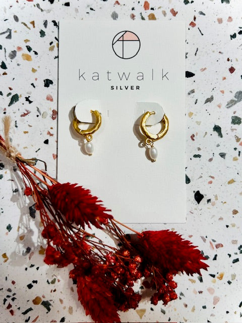 Boucles d'oreilles - messing - créoles martelées et perle nacrée - small