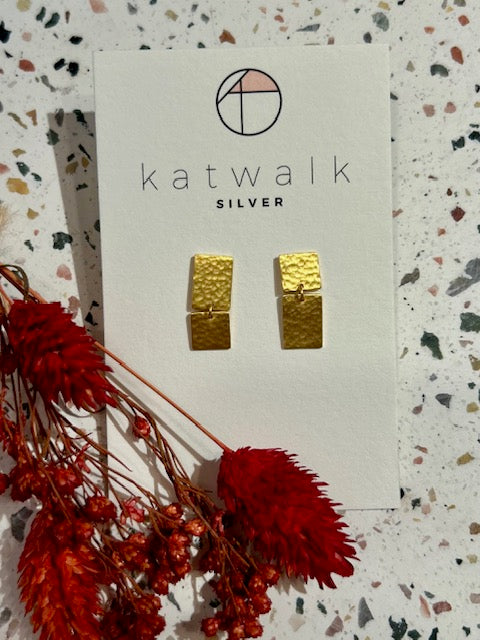 Boucles d'oreilles asymétriques - or - rectangle et carré martelé