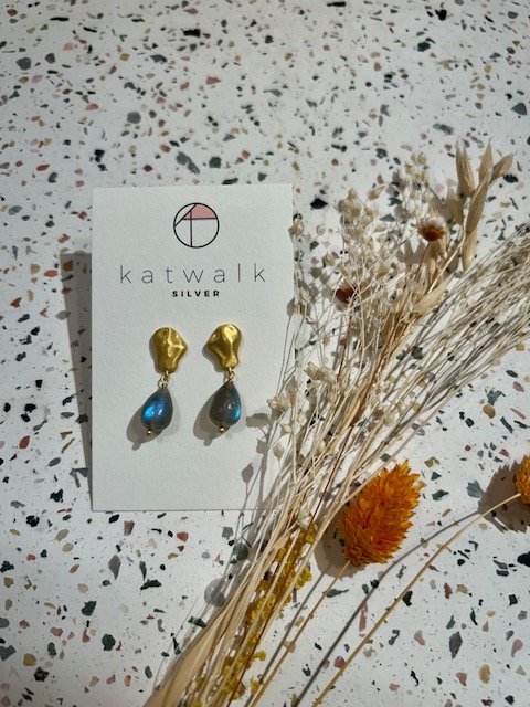 Boucles d'oreilles - messing - piece irreguliere avec goutte grise/bleue
