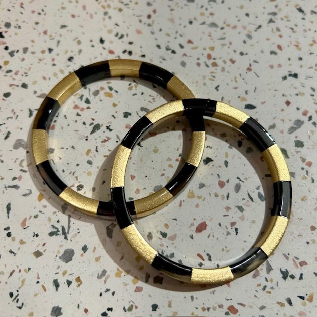Bracelet en corne laquée carrée bicolore - or/noir
