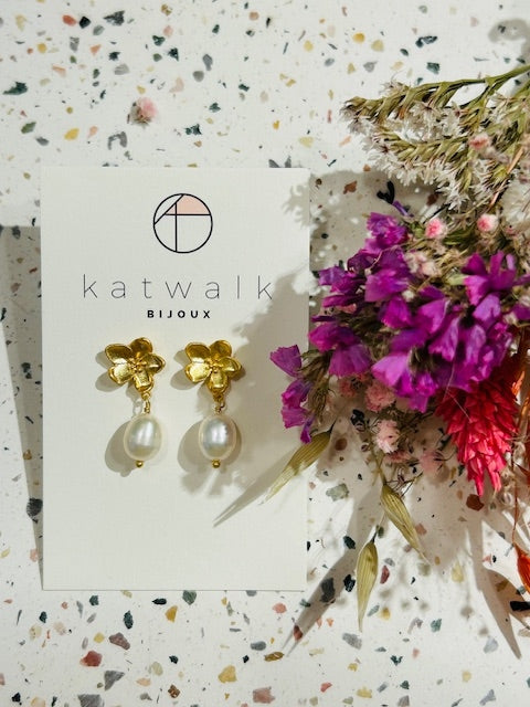 Boucles d'oreilles - messing - fleur et perle nacrée