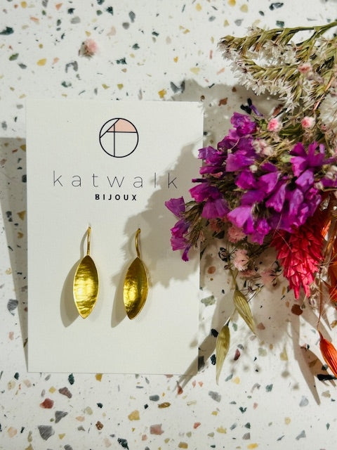 Boucles d'oreilles - or -  feuille courbée intérieur martelé