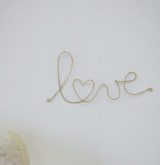 Mot en laiton doré - love (coeur)