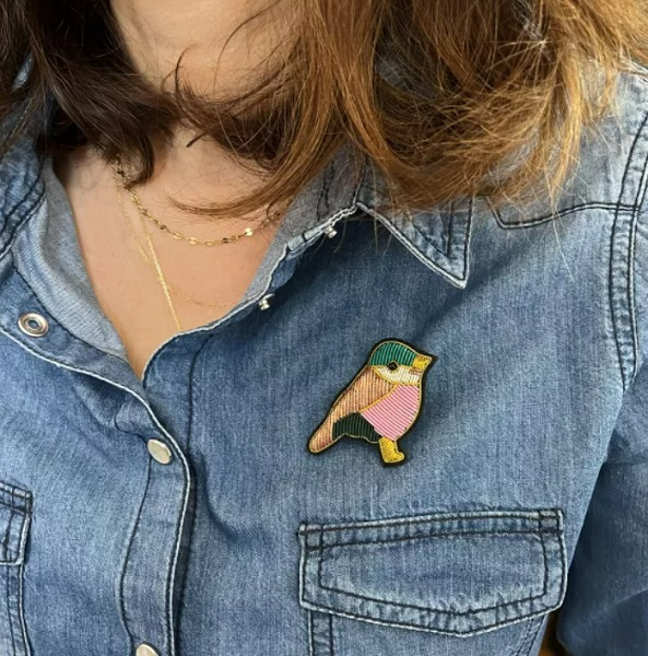 Broche oiseau brodé