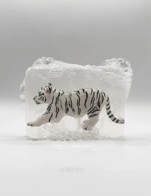 Savon transparent artisanal avec figurine - Bébé tigre blanc