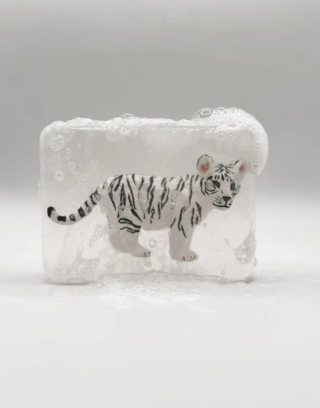 Savon transparent artisanal avec figurine - Bébé tigre blanc 2