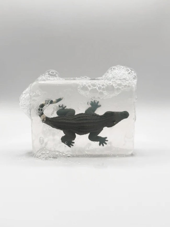 Savon transparent artisanal avec figurine - Crocodile