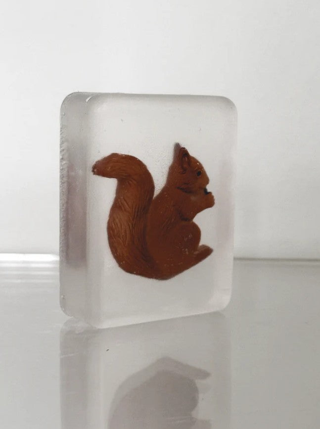 Savon transparent artisanal avec figurine - Ecureuil