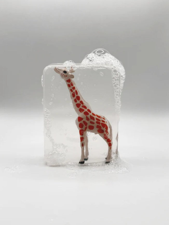 Savon transparent artisanal avec figurine - Girafe blanche