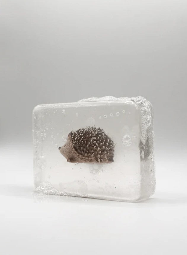 Savon transparent artisanal avec figurine - Hérisson