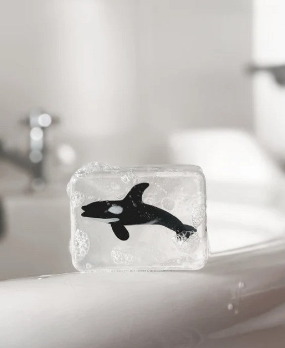 Savon transparent artisanal avec figurine - Orque