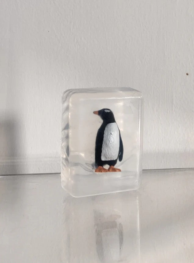 Savon transparent artisanal avec figurine - Pingouin 2