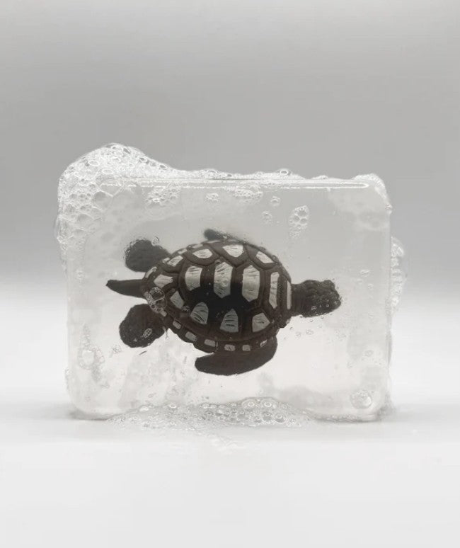Savon transparent artisanal avec figurine - Tortue à taches