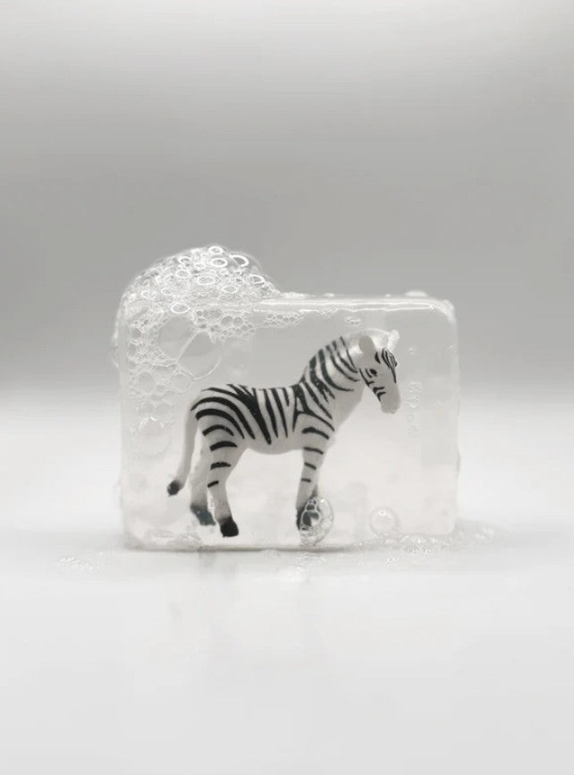 Savon transparent artisanal avec figurine - Zèbre